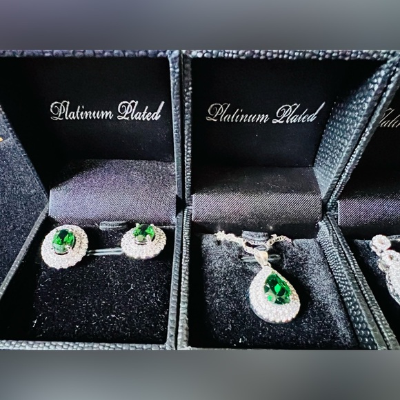 Gold Coast Platinum Plated Emulator Diamond & Emerald Necklace & Earring Set - Picture 7 of 8